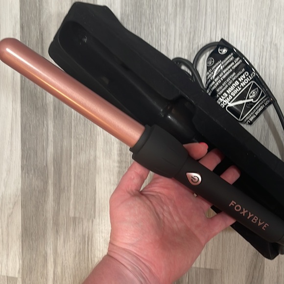 FOXY BAE rose gold curling wand- NEVER USED - Picture 3 of 3